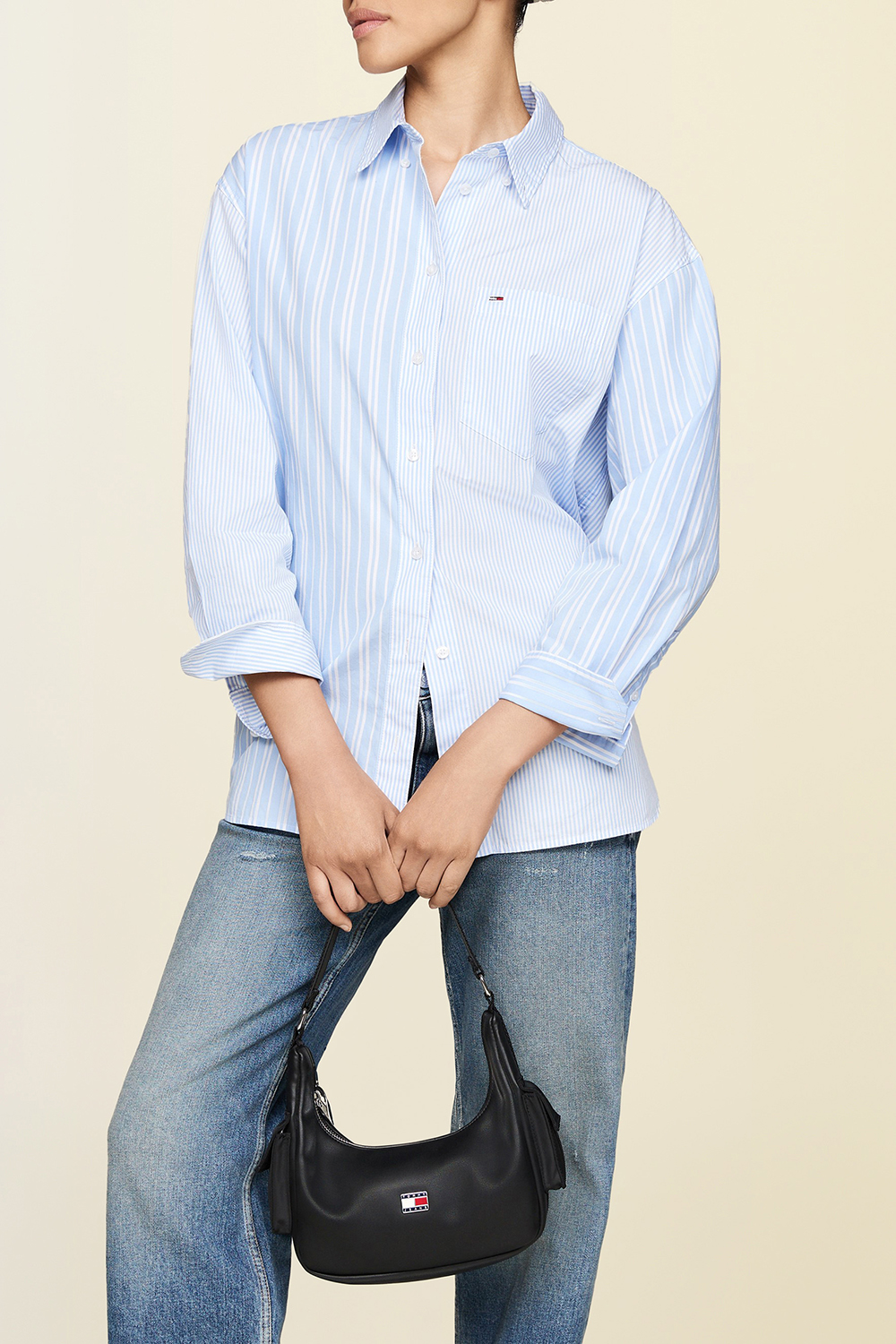 תמונת כל הלוק של תיק כתף